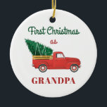 Ornamento De Cerâmica Vovô Primeira Família de Férias de Natal<br><div class="desc">O tradicional caminhão vermelho carregado com a árvore a tempo do Natal. Adicione o nome da família,  equipe ou colegas de trabalho correspondente no ano e na ocasião clicando no botão "Personalizar" acima. Manutenção perfeita e memorabilidade</div>