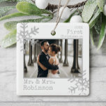 Ornamento De Cerâmica White 1rua Natal Sr. & Sra. Photo<br><div class="desc">Personalize este ornamento com a sua foto de casamento e adicione o seu sobrenome juntamente com o ano para este excelente de Natal.</div>