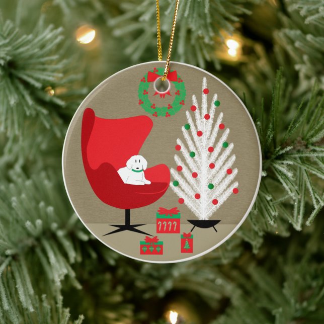 Ornamento De Cerâmica White Dog in Mid Century Christmas Room (Árvore)