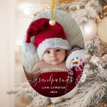 Ornamento De Cerâmica White Script de Foto de Natal dos Avós<br><div class="desc">Ajudem-nos a celebrar o seu primeiro neto com este belo ornamento moderno do keepsasawn. O texto branco lê "Nosso primeiro Natal como avós", com a palavra "avós" em elegante manuscrito com flores antes e depois. Substitua facilmente a imagem de amostra pela sua foto favorita do novo bebê, e adicione o...</div>