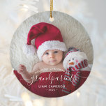 Ornamento De Cerâmica White Script de Foto de Natal dos Avós<br><div class="desc">Ajudem-nos a celebrar o seu primeiro neto com este belo ornamento moderno do keepsasawn. O texto branco lê "Nosso primeiro Natal como avós", com a palavra "avós" em elegante manuscrito com flores antes e depois. Substitua facilmente a imagem de amostra pela sua foto favorita do novo bebê, e adicione o...</div>