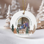 Ornamento De Cerâmica Winter Village Woodgrain Primeira Foto De Natal<br><div class="desc">O nosso Enfeites de natal natural aconchegante da aldeia captura a verdadeira natureza das coisas simples. Texturas naturais de grãos de madeira, tons de terra macia com bege, cinzentos e cremes cerâmicos leves criam um design limpo, mínimo e aconchegante. Incorporamos a nossa aldeia de madeira desenhada à mão e árvores...</div>