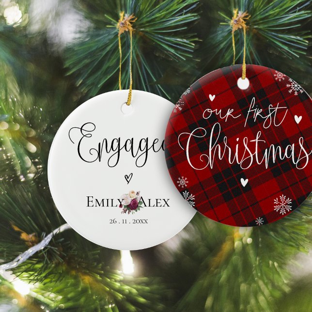 Ornamento De Cerâmica Xadrez Bonita Envolveu Nosso Primeiro Natal (Cute Plaid Engaged Our First Christmas Ceramic Ornament)