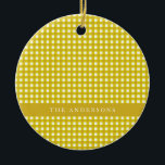 Ornamento De Cerâmica Xadrez de Gingham Amarelo Vintage Mustard Personal<br><div class="desc">Este design de ornamento apresenta um padrão clássico de gingham amarelo, trazendo um toque alegre e aconchegante a qualquer decoração de férias. A banda de texto personalizável no meio permite um toque pessoal — perfeito para adicionar um nome de família, uma data memorável ou um cartões de natal. Este ornamento...</div>