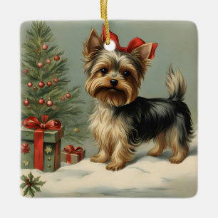 Ornamento De Cerâmica Yorkie com presentes perto de uma árvore de Natal