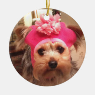 Ornamento De Cerâmica Yorkie em um chapéu