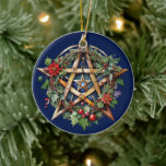 Ornamento De Cerâmica Yule Tree Winter Solstice Holly Wicca Pentacle<br><div class="desc">Brilhe sua árvore de yule com este design de Ornamento Pentágono Holly Wicca de Yule Tree Winter Solstice. A cor de fundo deste ornamento é facilmente editada no editor do Zazzle! Tenha uma Feliz e abençoado Solstício de inverno!</div>