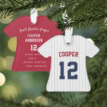 Ornamento de Estados do Jogador de Baseball Jersey<br><div class="desc">Comemore uma época incrível para o seu jogador de beisebol favorito com este ornamento personalizado legal com pinças de cinza e marinho azul e vermelho. Personalize a frente com o nome e o número do jogador e adicione mais detalhes no verso, incluindo o nome da equipe ou liga, a estação,...</div>