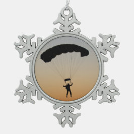 Ornamento De Estanho Floco De Neve Paraquedas Skydiver no Sunset Sky Diver