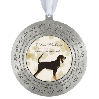 Ornamento De Estanho Redondo Coonhound preto e marrom em folhas de marrom