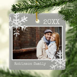 Ornamento de Fotografias de cinza com Flocos de Ne<br><div class="desc">Personalize este ornamento com a sua foto de família e adicione o seu nome de família juntamente com o ano para esta manutenção de Natal excelente.</div>