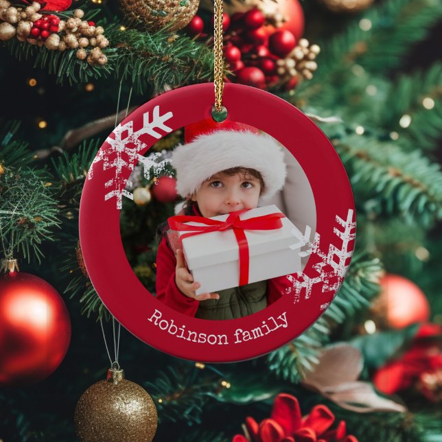 Ornamento de Fotos em Círculo Russo com Flocos de  (Rustic Snowflake holiday Christmas design that can be personalized and makes a perfect keepsake.)