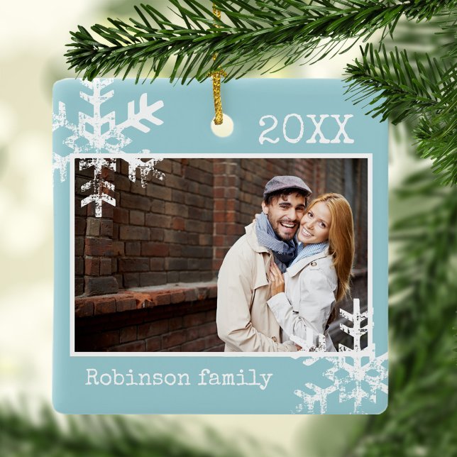 Ornamento de Fotos Personalizado Azul Claro com Fl (Rustic Snowflake holiday Christmas design that can be personalized and makes a perfect keepsake.)