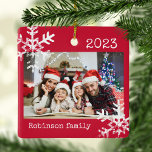 Ornamento de Fotos Personalizado com Flocos de Nev<br><div class="desc">Personalize este ornamento com a sua foto de família e adicione o seu nome de família juntamente com o ano para esta manutenção de Natal excelente.</div>