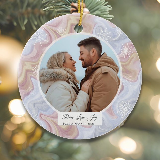 Ornamento de Fotos Redondas Personalizadas por Mod (Modern Boho Circle Ceramic Holiday Photo Ornament)