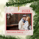 Ornamento de Fotos Rosa Russo Snowflakes Monograma<br><div class="desc">Personalize este ornamento com a sua foto de família e adicione o seu nome de família juntamente com o ano para esta manutenção de Natal excelente.</div>