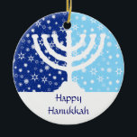 Ornamento de Hanukkah Menorah<br><div class="desc">O ornamento perfeito para a família inter-religioso. Um menorah de Hanukkah é mostrado em silhueta contra um campo da obscuridade e da luz - estrelas azuis e flocos de neve. Sua mensagem personalizada vai abaixo. Igualmente podem ser usadas como o fã, as trações da luz ou das cortinas ou a...</div>