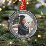 Ornamento De Metal 1 Cinza Simples Elegante para Graduação de Fotos e<br><div class="desc">Parabéns ao formando! Comemorar o dia da graduação com uma cinza de fotos personalizada e um Enfeites de natal redondo de metal branco premium. A imagem e todo o texto neste modelo são simples de personalizar. Inclua qualquer citação inspiracional favorita, ditado motivacional, nome e grau da escola, parabéns, obrigados, mãe...</div>