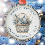 Ornamento De Metal 2024 Cesto Azul Personalizado Feliz Natal<br><div class="desc">Este ornamento de feriado apresenta uma cesta rústica de cor d'água cheia de ornamentos azuis e beige de estrelas de férias e pinheiro. As palavras "Feliz Natal" aparecem em letra azul-serif,  com o nome da sua família e o ano abaixo.</div>