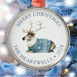 Ornamento De Metal 2024 Reinador Azul Personalizado Feliz Natal<br><div class="desc">Este ornamento de feriado apresenta uma doce rena aquática em um suéter azul e branco. As palavras "Feliz Natal" aparecem em letra azul-serif,  com o nome da sua família e o ano abaixo.</div>
