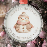 Ornamento De Metal 2024 Snowman Rosa Personalizado Feliz Natal<br><div class="desc">Este adorável ornamento de feriado apresenta um bonitinho cor de água rosa e bege,  bonitão,  com um cachecol e chapéu aconchegantes. As palavras "Feliz Natal" aparecem na fonte bege serif,  com o nome da sua família e o ano abaixo.</div>