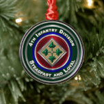 Ornamento De Metal 4ª Divisão de Infantaria Keepsaoko Natal<br><div class="desc">Mostre seu orgulho na poderosa 4ª Divisão de Infantaria! Este Enfeites de natal especial de manutenção personalizada faz um presente maravilhoso para seu soldado favorito implantado no estrangeiro e fora de sua casa! Que todos os que veem este Enfeites de natal de Guarda Personalizada saibam do vosso apoio e admiração...</div>