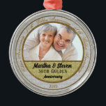 Ornamento De Metal 50º aniversário do Ouro Foto Natal<br><div class="desc">Bonito presente para o casal do Ouro do Aniversário de Casamento que celebra cinquenta anos juntos. Anexe-se a uma boa garrafa de espumante para um excelente e um presente muito especial. Também faz um grande vagabundo!</div>