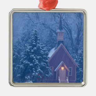 Ornamento De Metal A histórica Capela do Vale do Yosemite durante a p