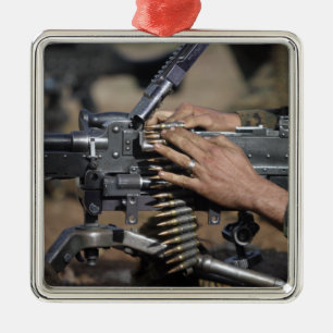 Ornamento De Metal A Marine carrega uma metralhadora M-240G