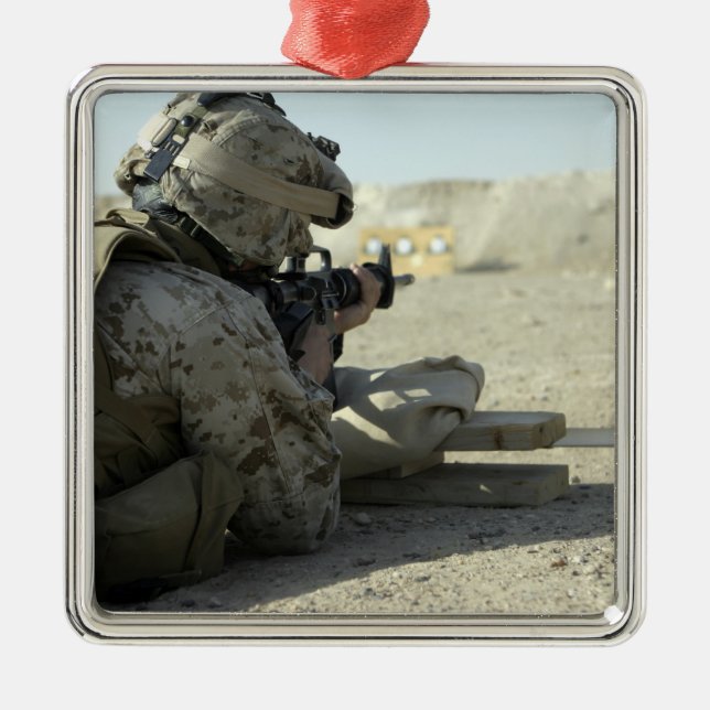 Ornamento De Metal A Marine dispara uma espingarda de serviço M16A2 (Frente)