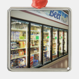 Ornamento De Metal A seção da cerveja de uma mercearia de Iowa. 2