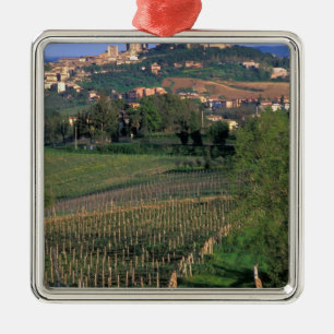 Ornamento De Metal A vila de San Gimignano fica nas colinas ondulante