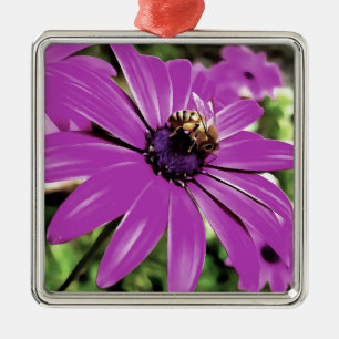 Ornamento De Metal Abelhas De Mel Numa Arte Daisy Africana Roxa