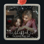 Ornamento De Metal Abençoado. Foto de Estrelas Festivas Sobreposição<br><div class="desc">Este belo Enfeites de natal mostra a foto do seu quadro de cheio rodeada por uma recompensa de estrelas brancas festivas e espumantes. A legenda diz: abençoado - escrito em um roteiro elegante de escrita manual. Há espaço para o seu nome e o ano. Bonito como presente ou feriado familiar...</div>
