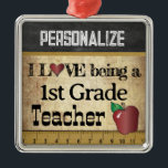 Ornamento De Metal Adoraria ser professor da rua | Vintage<br><div class="desc">Enfeites de natal de Professores do Primeiro Grau pronto para você personalizar. ⭐ Este produto é 100% personalizável. Gráficos e/ou texto podem ser adicionados, excluídos, movidos, redimensionados, mudados, rodados etc... 99% dos meus designs na minha loja são feitos em camadas. Isso facilita o redimensionamento e a movimentação de gráficos e...</div>