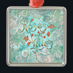Ornamento De Metal Adorável Vintage Old Rosas e Lily Collage<br><div class="desc">Colagem de vintage em azul,  aqua,  coral,  rosa e verde. O fundo é rosas velhos num céu azul e aqua borbulha. O texto em uma adorável fonte decorativa está em ouro e creme com decoração de flores coloridas de coral e lê Rosas e lírios.</div>