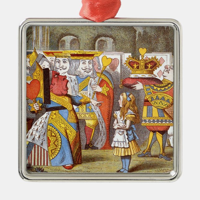 Ornamento De Metal Alice no pátio da Rainha 2 (Frente)