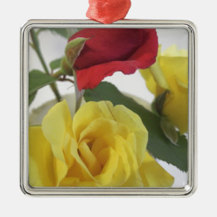 Ornamento De Metal Amarelo e Rosas vermelhas