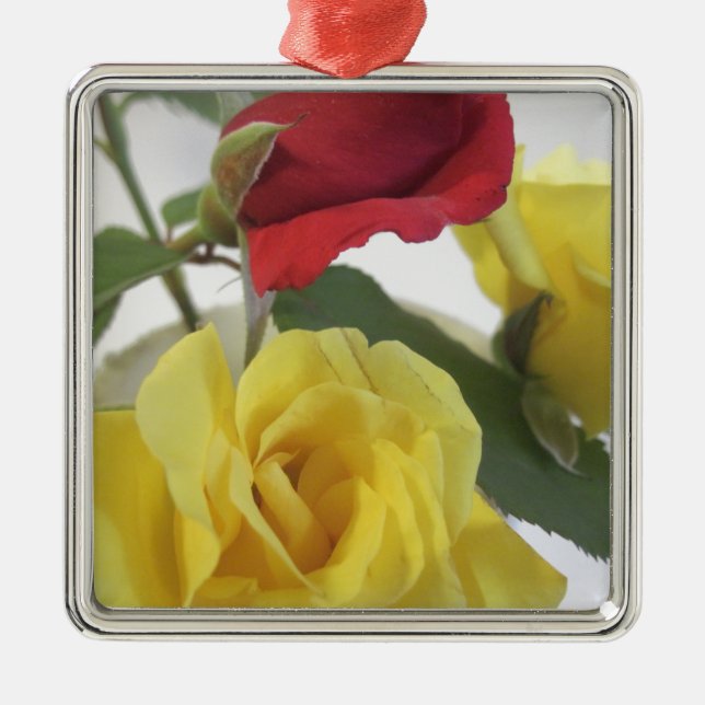 Ornamento De Metal Amarelo e Rosas vermelhas (Frente)
