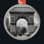 Ornamento De Metal Arco quadrado de Washington<br><div class="desc">Imagem maravilhosa da antiguidade do arco quadrado de Washington</div>