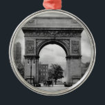 Ornamento De Metal Arco quadrado de Washington<br><div class="desc">Imagem maravilhosa da antiguidade do arco quadrado de Washington</div>