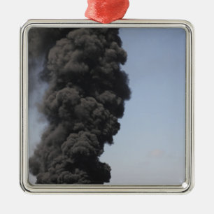 Ornamento De Metal As nuvens de fumo escuras e de fogo emergem