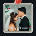 Ornamento De Metal Bagas vermelhas - nosso primeiro Natal - foto do<br><div class="desc">Enfeites de natal românticos que comemoram recentemente o primeiro Natal do wed como um casal. Adicione sua própria foto do casamento. O ornamento é decorado com ilustrações das folhas e das bagas em verde e no vermelho. Nosso ø Natal é escrito em um roteiro moderno da caligrafia.</div>