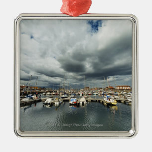 Ornamento De Metal Barcos em um porto