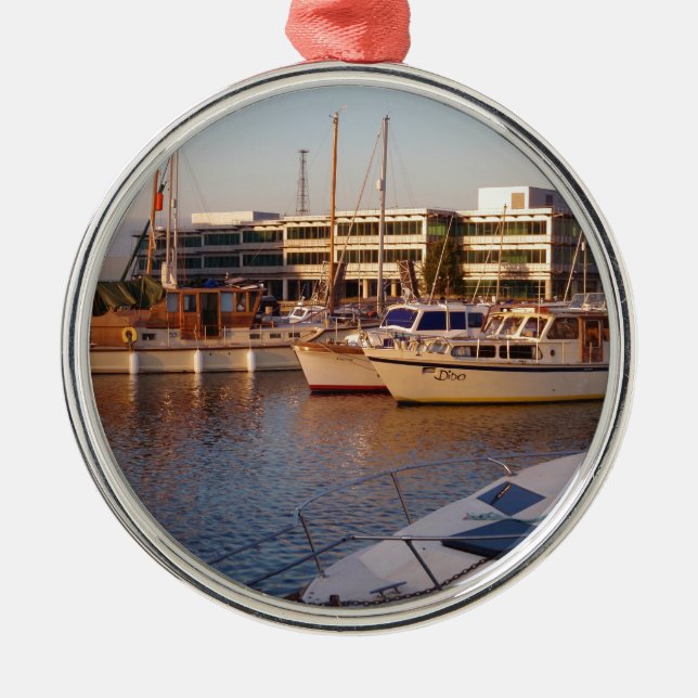 Ornamento De Metal Barcos Em Uma Marina (Frente)