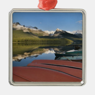 Ornamento De Metal Barcos estacionados na margem do lago Maligne,