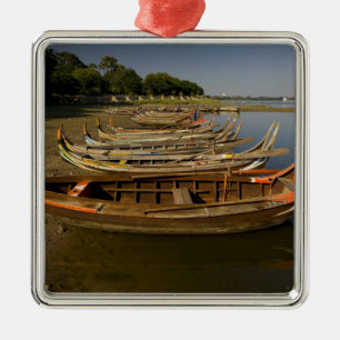 Ornamento De Metal Barcos no lago entre Kyauktawgyi Paya e