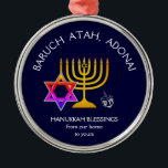 Ornamento De Metal BARUCH ATAH ADONAI | Abençoações de Chanucá<br><div class="desc">Na moda, adorno elegante para o seu decor HANUKKAH. Design mostra um MENORAH dourado com uma ESTRELA multicolorido DE DAVID e cinza prateada DREIDEL. No topo, há um texto curvo que diz BARUCH ATAH, ADONAI (Abençoado seja você, Ó Deus) e abaixo do texto lê HANUKKAH BLESSINGS FROM OUR HOME TO...</div>