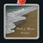 Ornamento De Metal Beach Wedding<br><div class="desc">Personalize o Ornamento Natural de Casamento de Praia com os nomes pessoais da noiva,  noiva e data da cerimônia de casamento. Este ornamento nupcial de praia personalizado apresenta uma fotografia natural das ondas do oceano que caem na costa arenosa da Praia Velha do Orquard,  em Maine.</div>