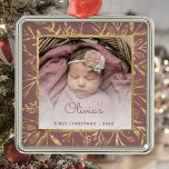 Ornamento De Metal Bebês 1rua Folhagem Dourada de Foto de Natal Dusty<br><div class="desc">Celebrar o primeiro Natal do bebê com este lindo ornamento de keepape. Substitua facilmente a imagem de exemplo por sua própria foto favorita e personalize-a com o nome do bebê na fonte empoeirada do script rosa e no ano abaixo. Uma tela de gradiente branco ajuda a fazer o pop de...</div>